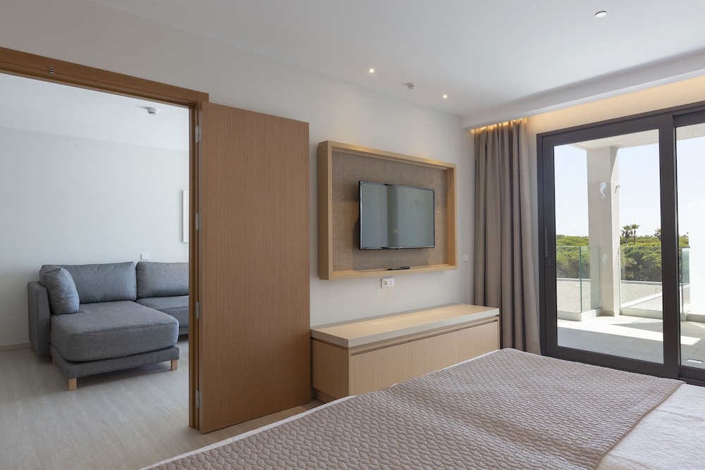 Suite, 1 Bedroom, Balcony (3 Adults + 1 Child)