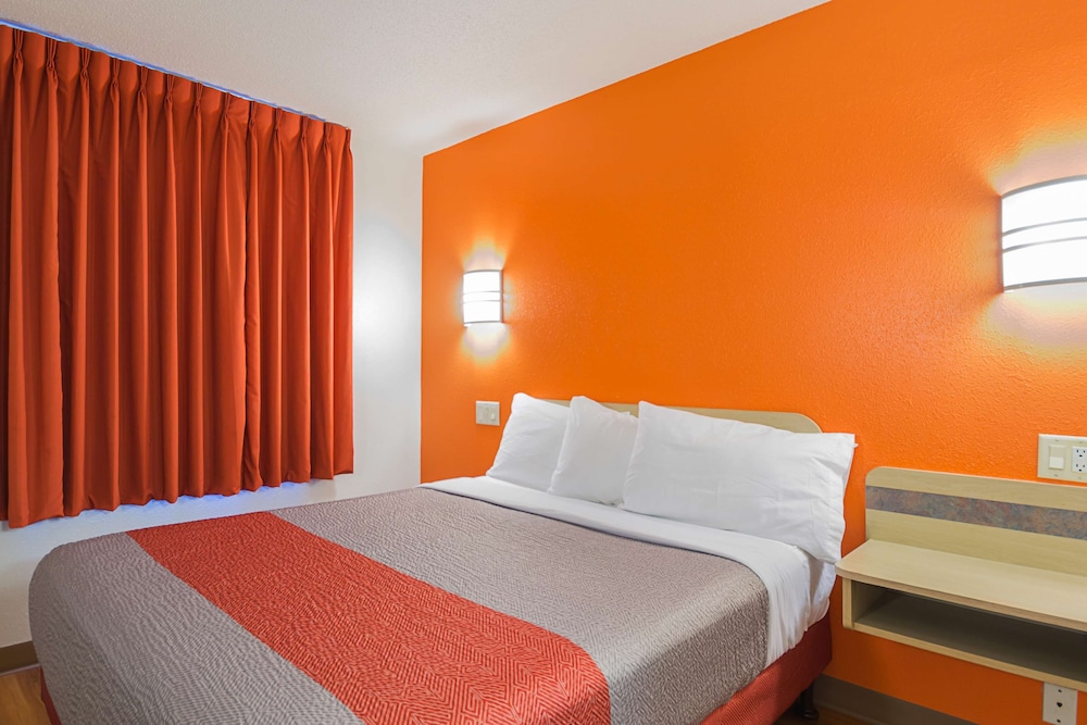 Standard Room, 1 Queen Bed, Non Smoking photo 3