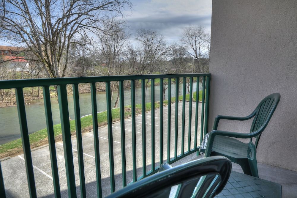 Grand Suite, 1 Bedroom, River View (Hot tub) photo 2