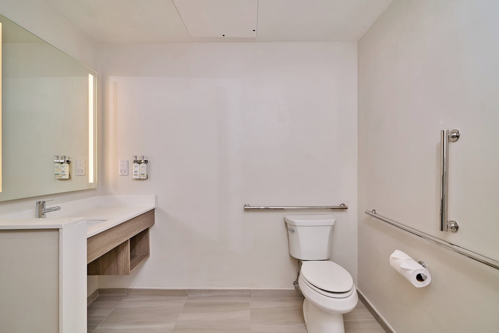 Suite, 2 Queen Beds, Accessible Bathtub (Mobility) photo 3