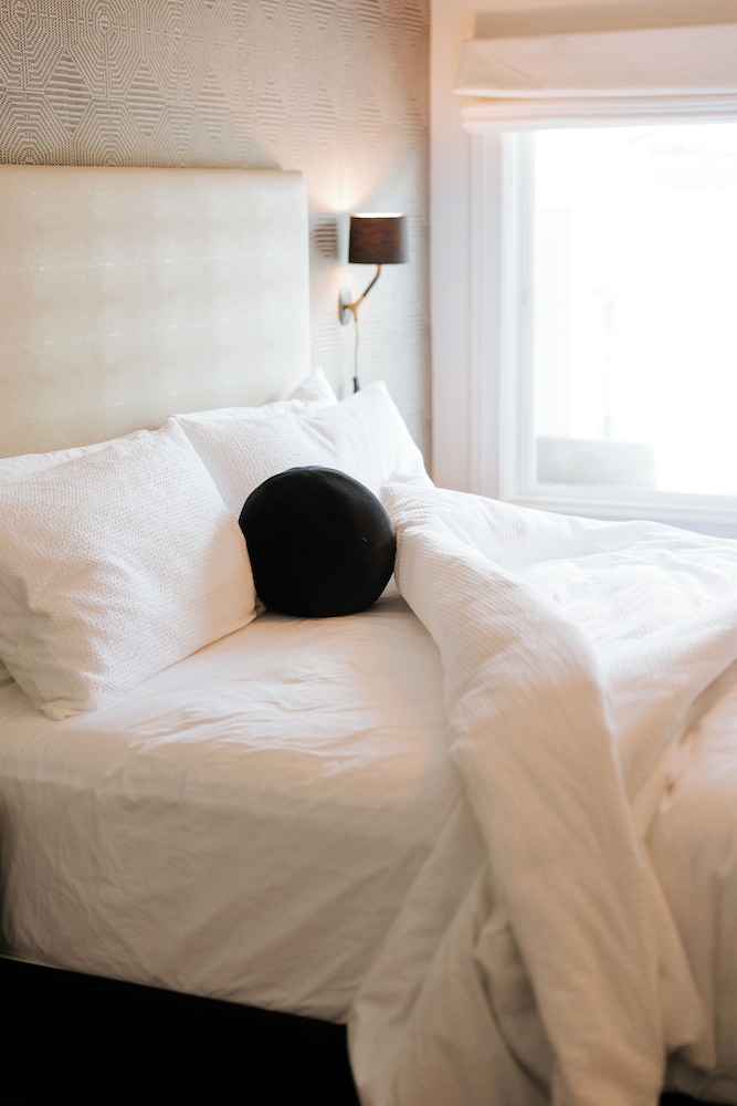 El Dorado Hotel, Bilde 9