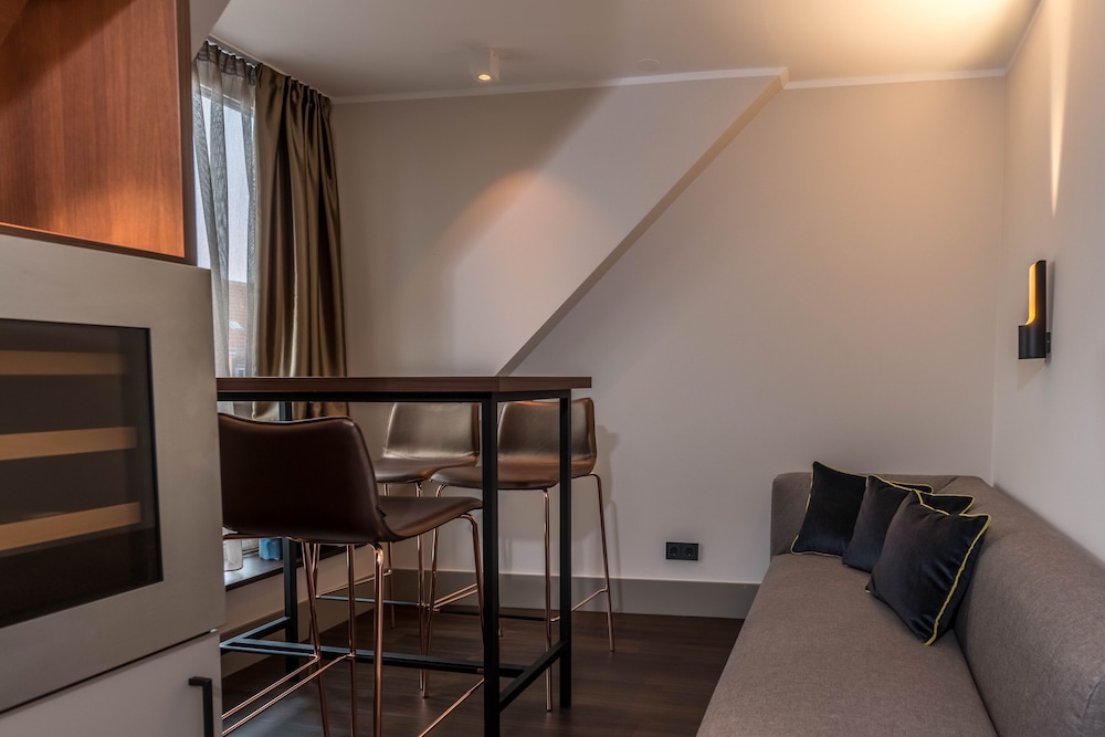 Suite, 1 King Bed, Non Smoking photo 3