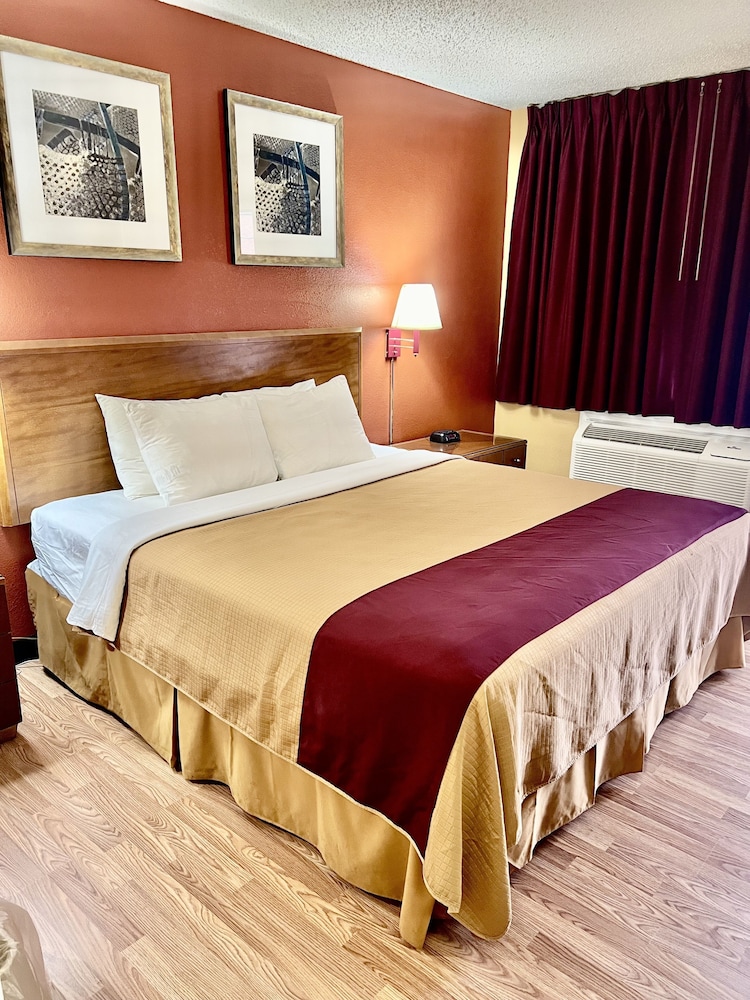 Standard Single Room, 1 King Bed, Smoking photo 2