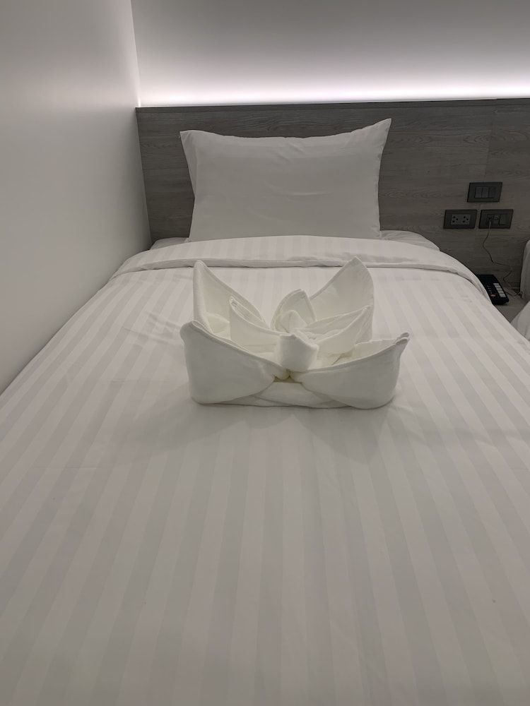 Standard Twin Room thumbnail 6