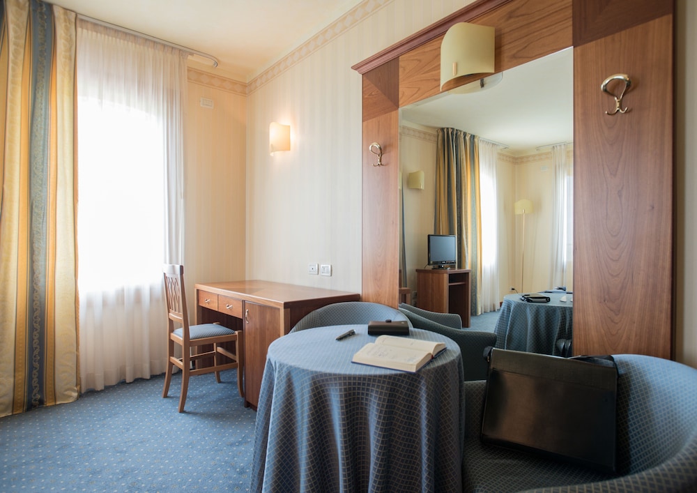 Classic Double or Twin Room - Photo 4