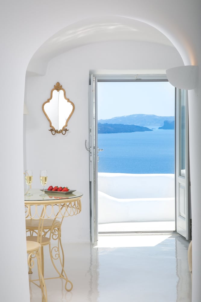 Superior Cave Suite with Hot Tub and Caldera View ( Jasmin ) photo 2