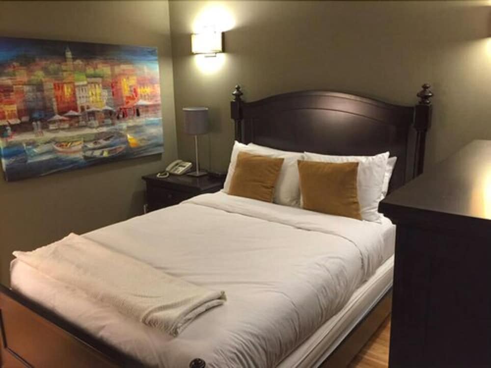 Studio - 1 Bed Room with 1 Queen Bed photo 3