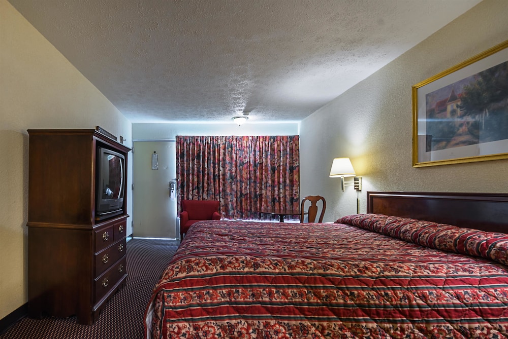 Deluxe Room, 1 King Bed, Non Smoking, Refrigerator & Microwave photo 1