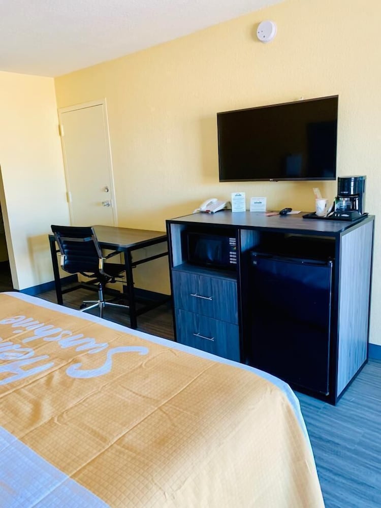 Standard Room, 1 King Bed photo 2