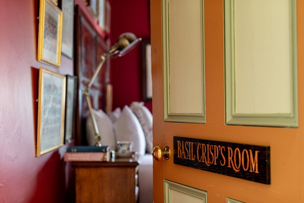 Basil Crisp's Room photo 3