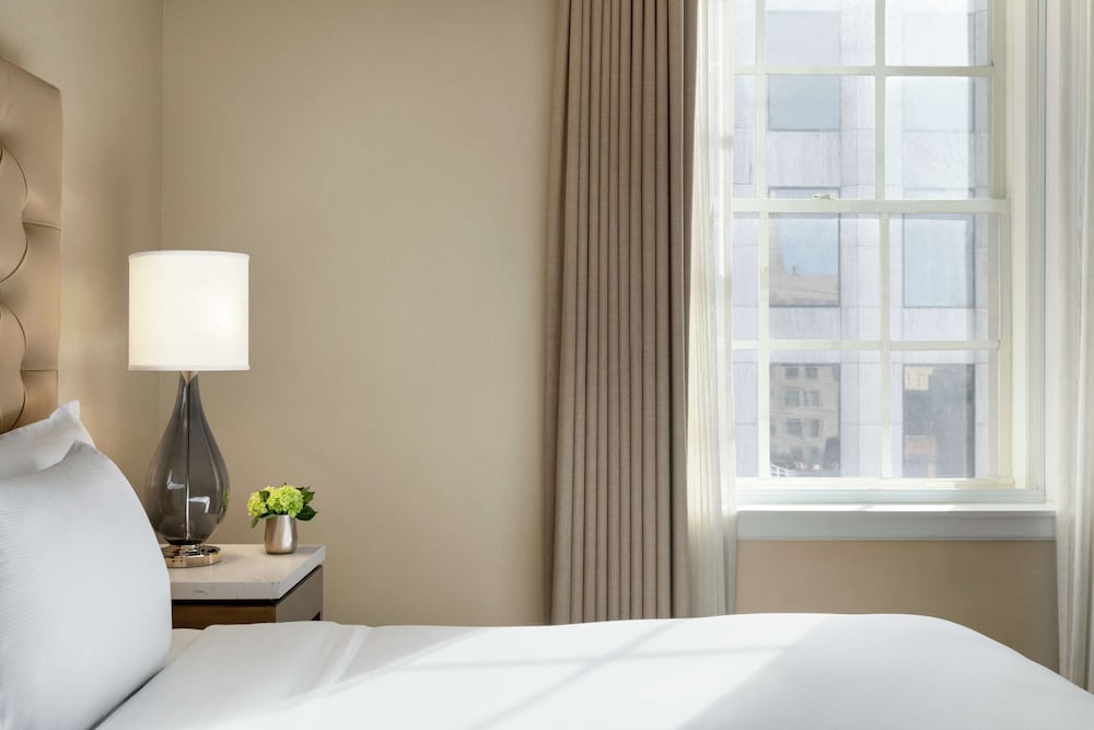 Suite, 1 King Bed - Photo 4