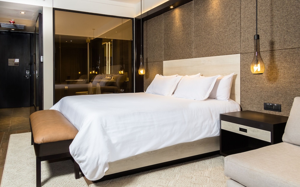 Deluxe Room, 1 King Bed, Mountain View photo 1