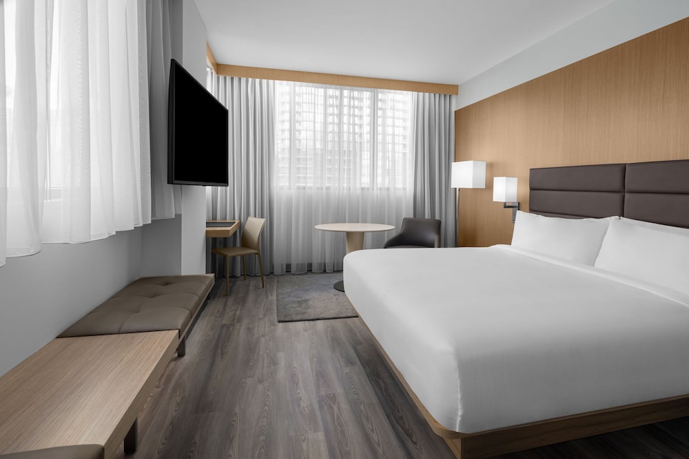 Deluxe Room, 1 King Bed, Corner