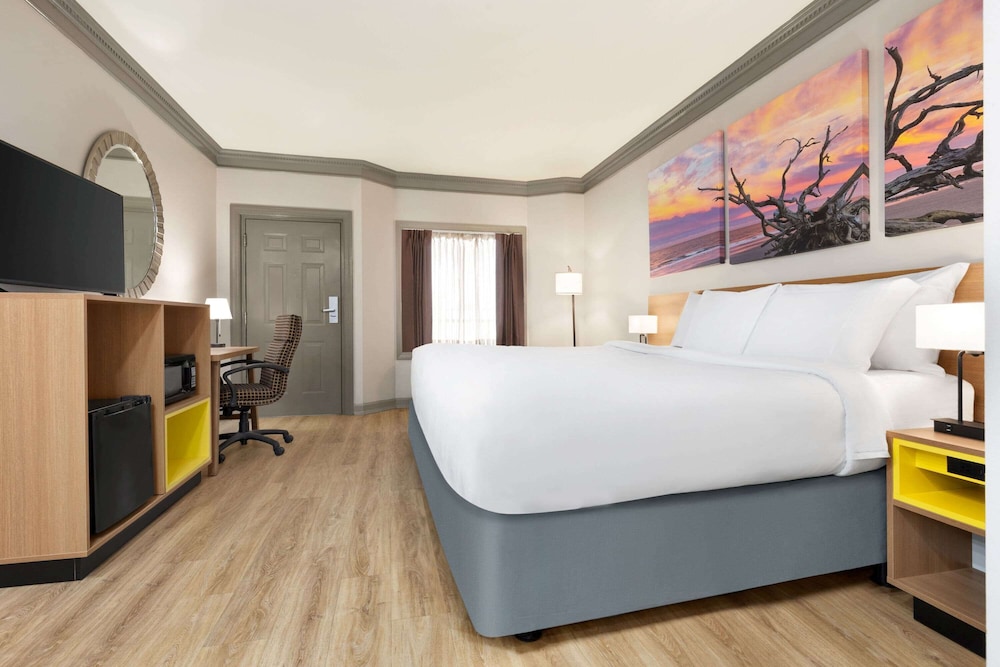 Standard Room, 1 King Bed - Photo 5