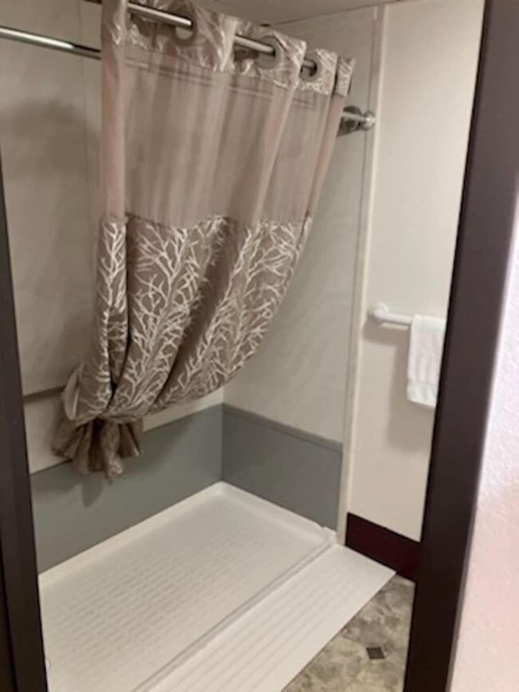 Deluxe Room, 1 Queen Bed (Accessible) photo 3