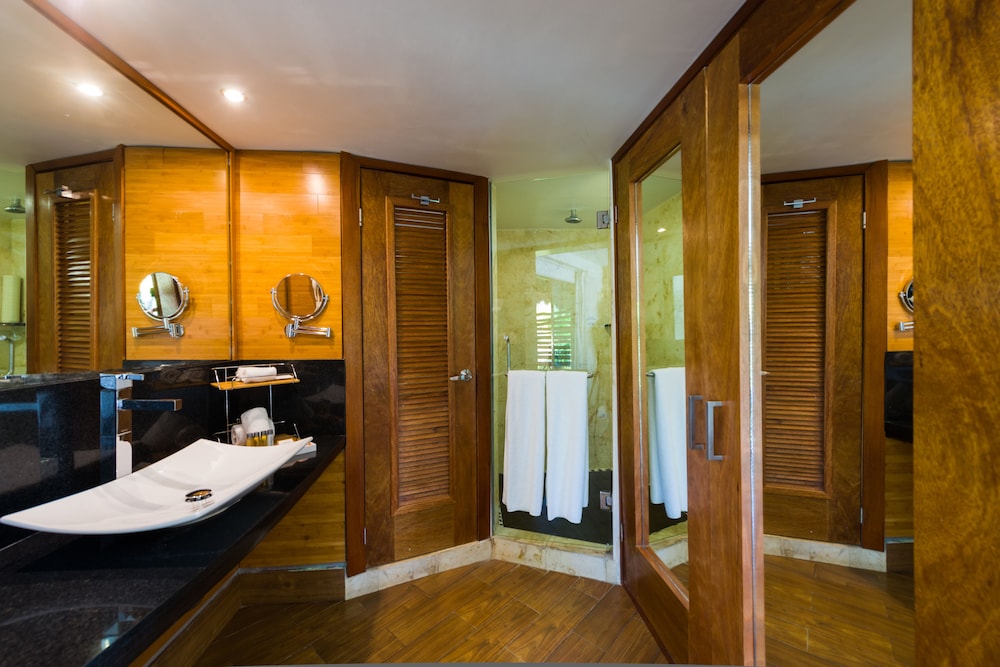 Master Suite with Buffet Breakfast, Spa Access and Daily Massage for Couples thumbnail 6