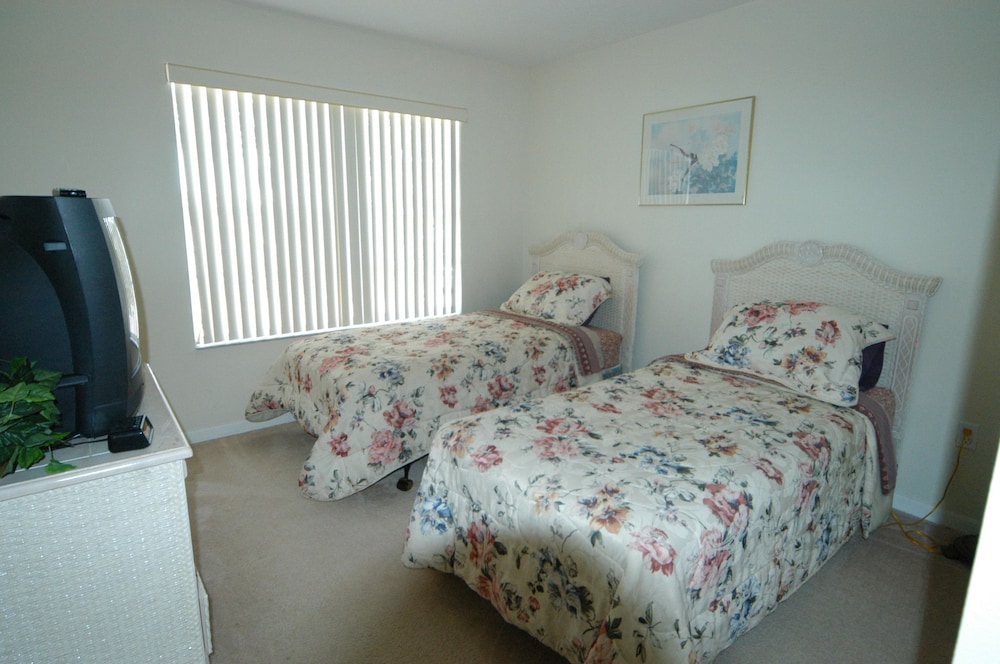 4 bedroom, 3 bathroom Private Pool Home