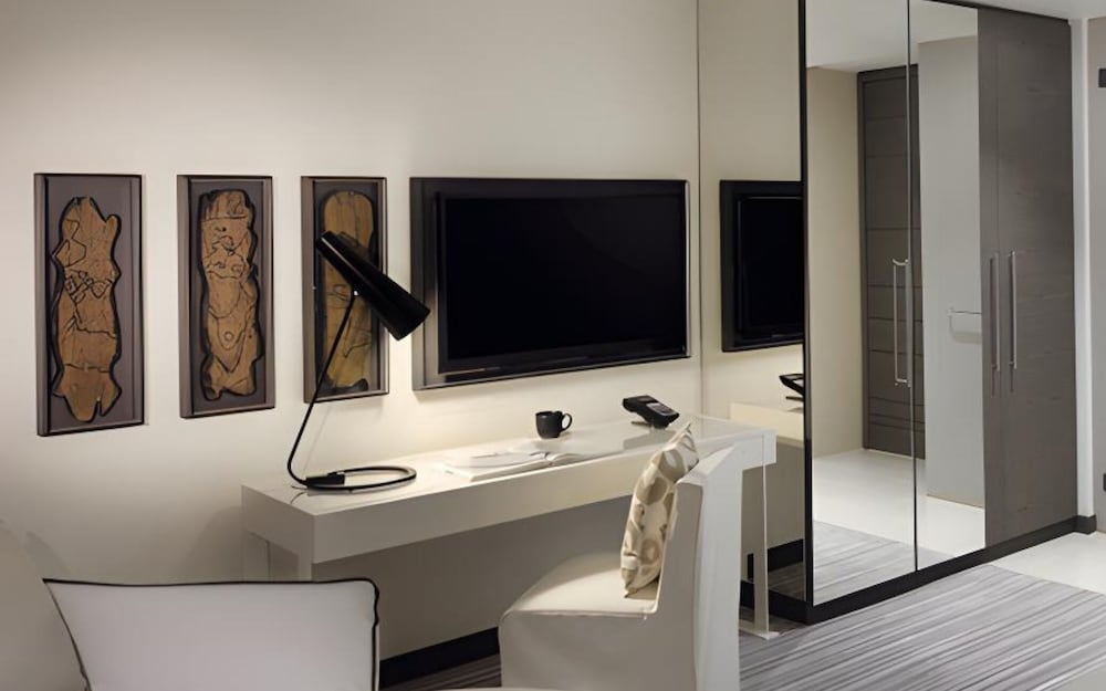 Deluxe Room, 2 Twin Beds, City View thumbnail 5