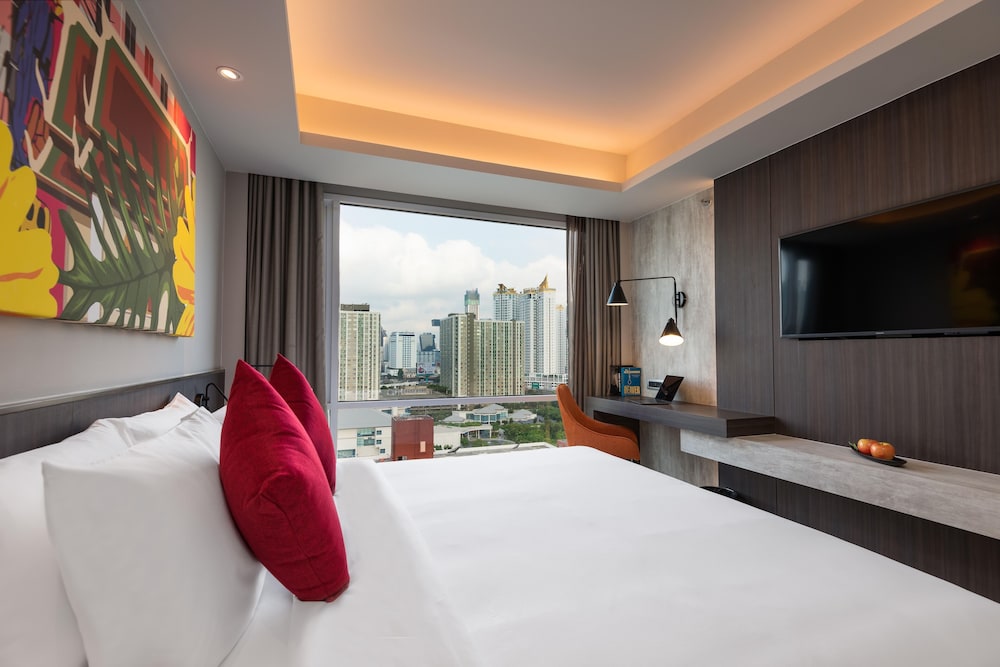 Premier City View King Room photo 2