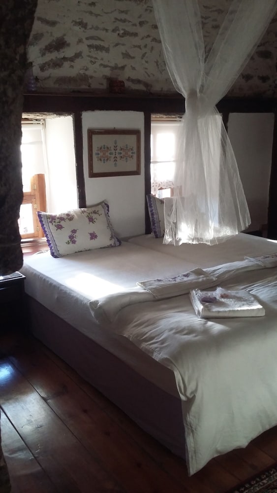 Romantic Triple Room, 1 Bedroom, Garden View photo 2