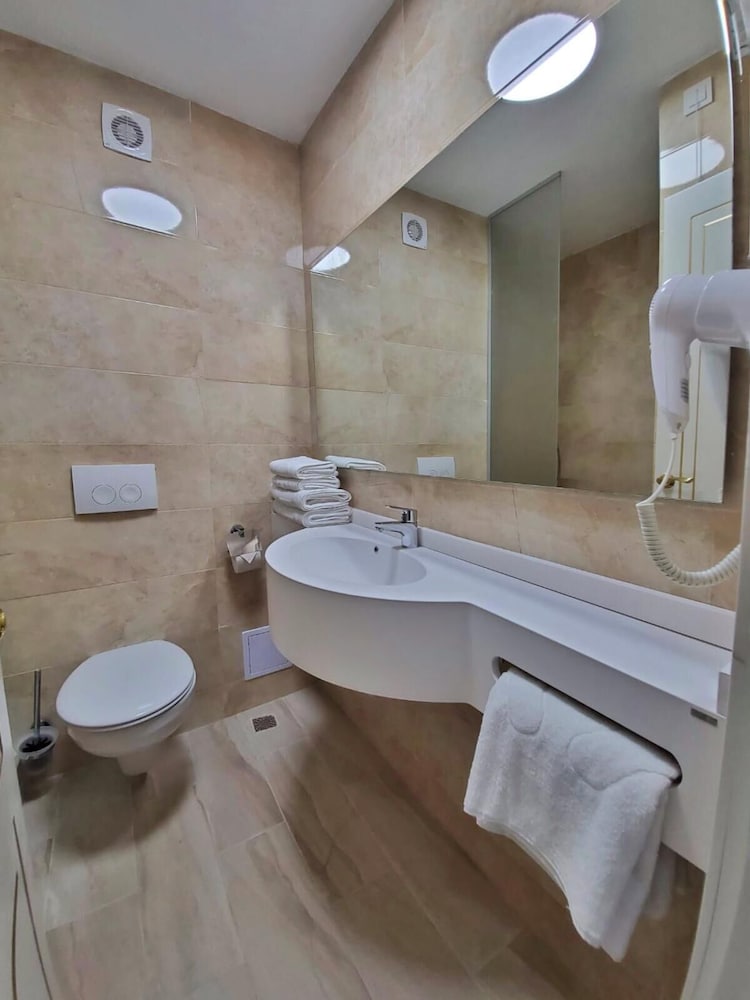 Double Room - Photo 4