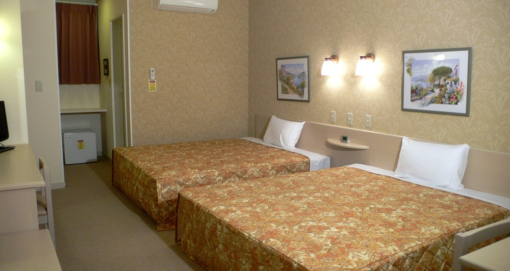 Standard Twin Room, 2 Queen Beds, Only Accessible From The Up-Lane On Highway, Non Smoking photo 1