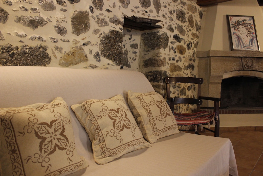 Traditional Apartment, 1 Double Bed with Sofa bed, Ground Floor (Roe) photo 3