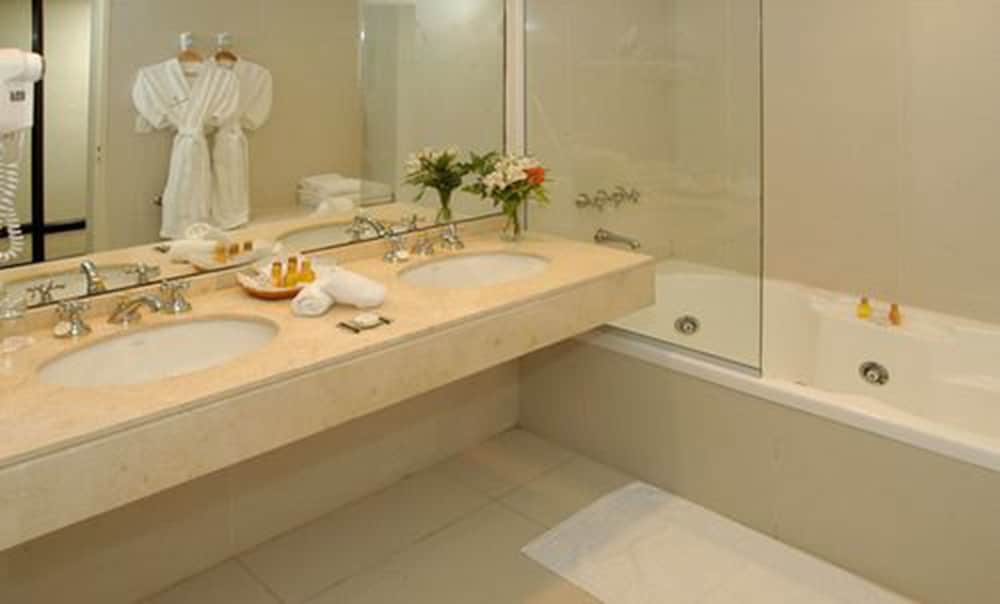 Comfort Suite, 1 King Bed, Lake View photo 2