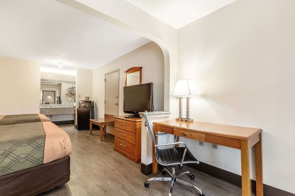 Suite, 2 Queen Beds, Smoking photo 3