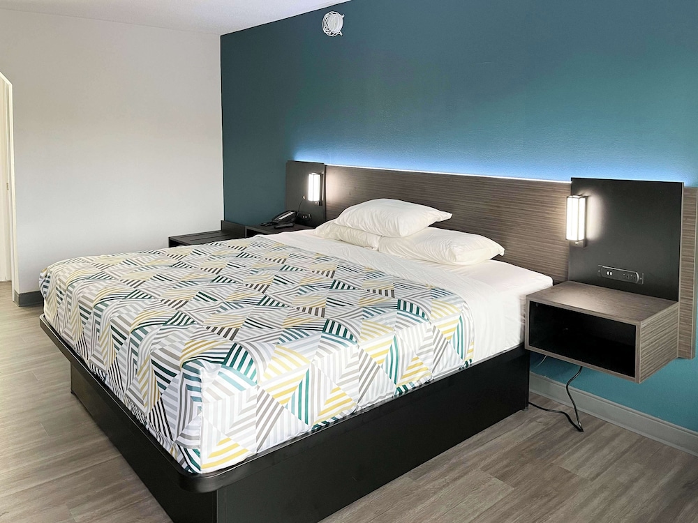 Standard Room, 1 King Bed, Accessible, Non Smoking - Photo 3