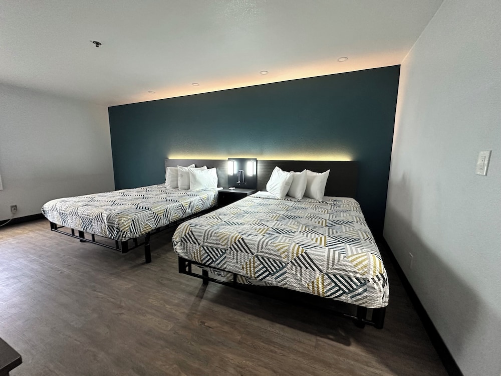 Standard Suite, 2 Queen Beds, Non Smoking photo 2