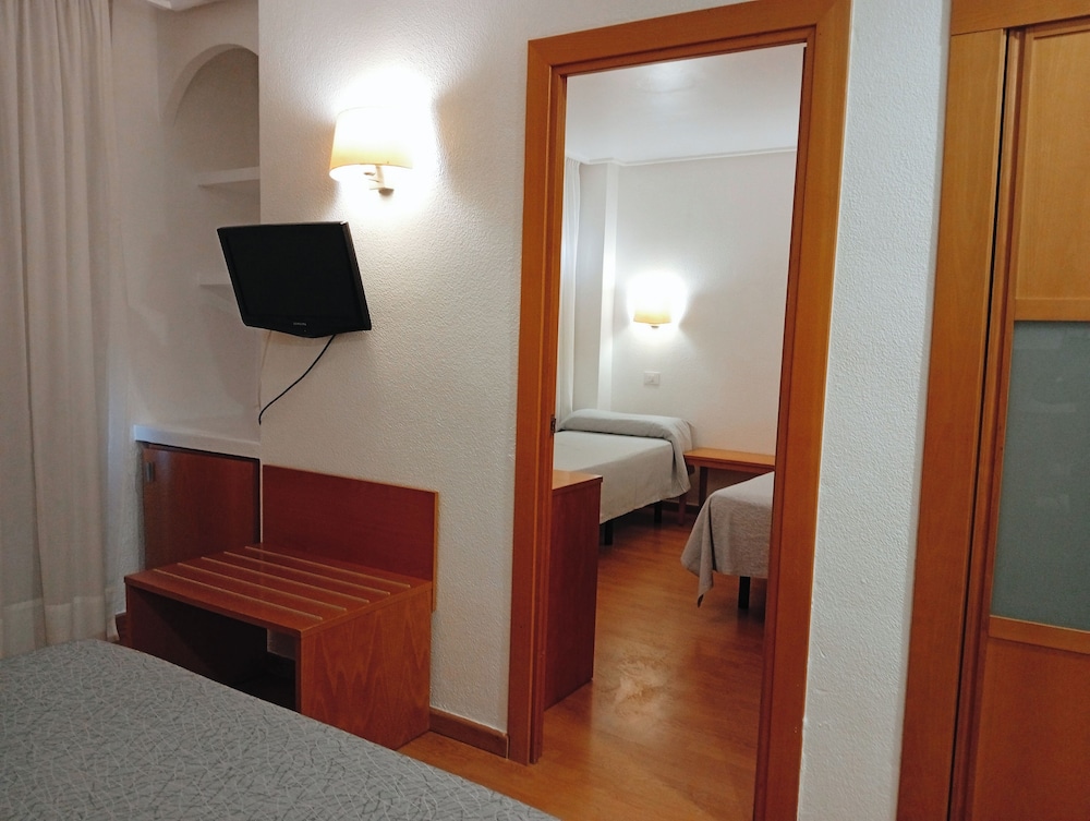 Family Quadruple Room - Photo 2