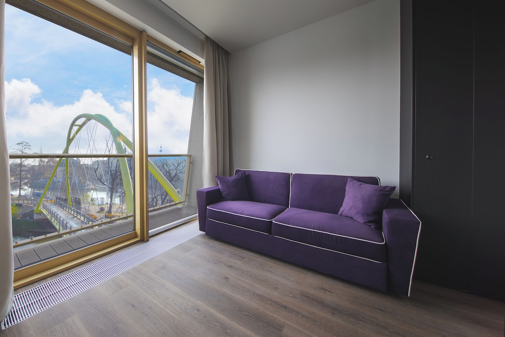Presidental with balcony and river view photo 3