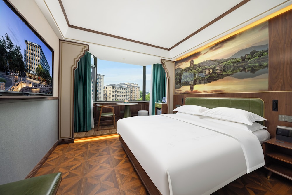 Luxury Room, 1 Queen Bed, Hill View