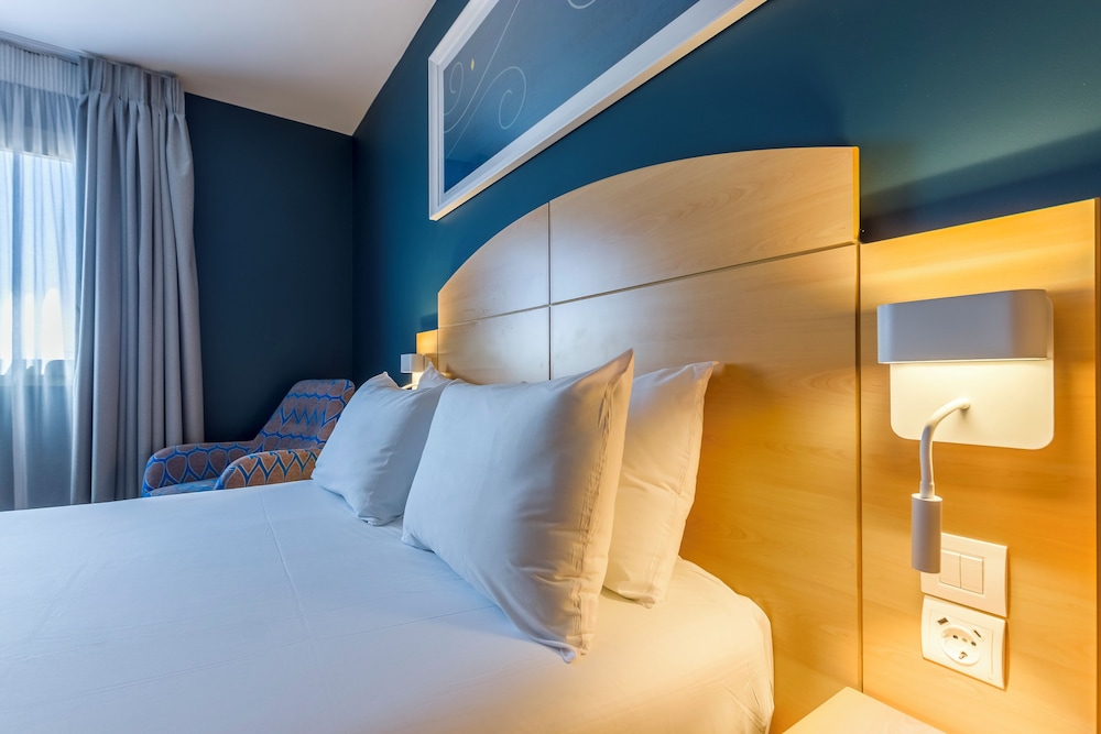Room - Photo 12