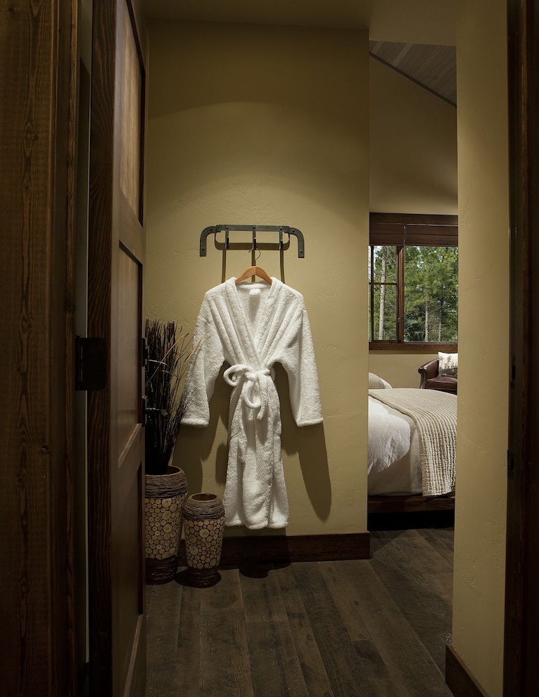 Deluxe Wilderness Suite 3 photo 2