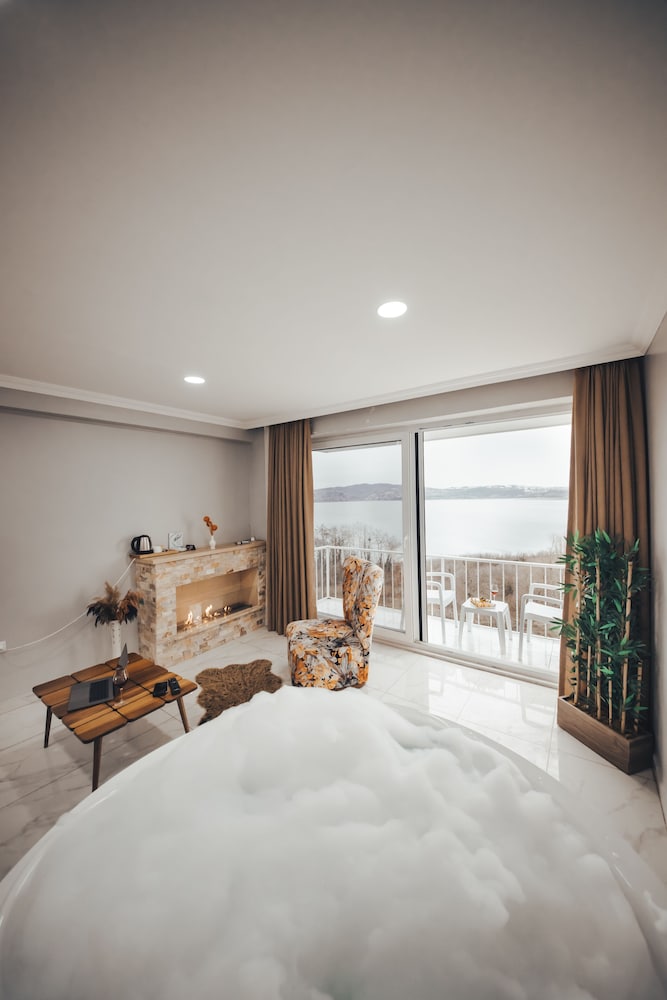 Royal Room, 1 Queen Bed, Jetted Tub, Lake View photo 1
