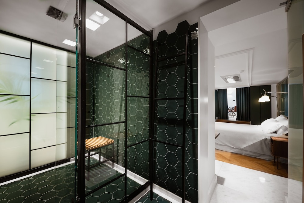 Suite - Photo 12