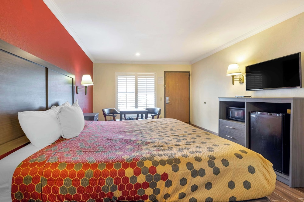 Standard Room, 1 King Bed, Smoking - Photo 5