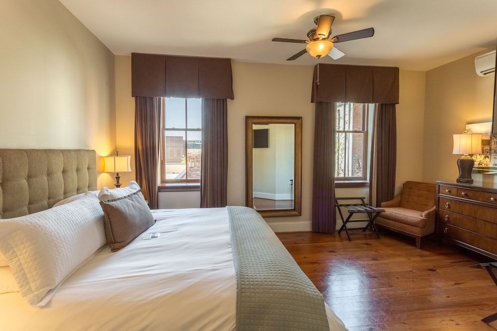 Suite, 1 King Bed (1)