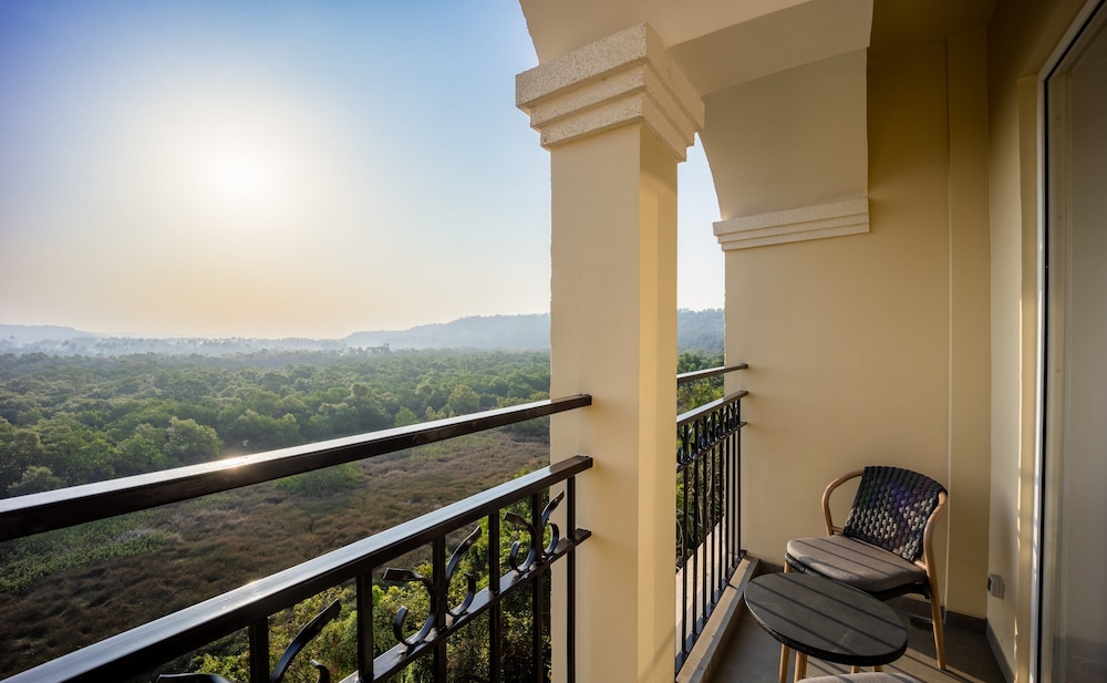 Standard Room, 1 King Bed, Balcony (Sunrise View) - Photo 9