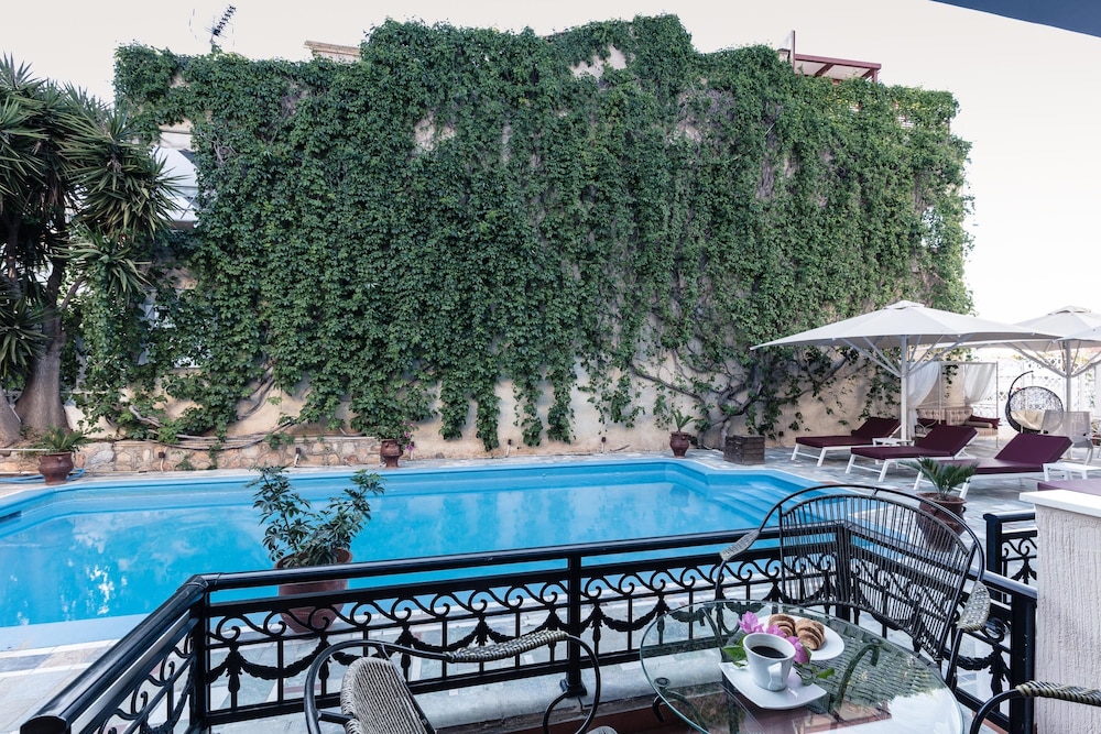 Family Suite, Pool View photo 3