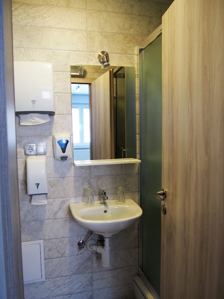 Room (4) photo 2