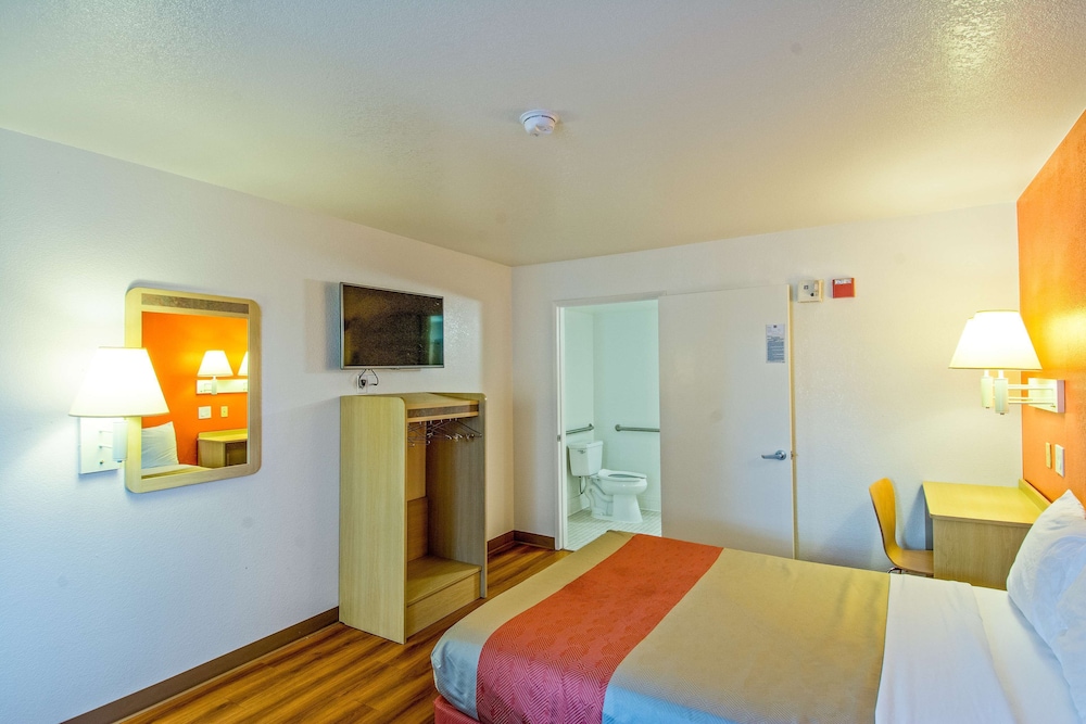 Premium Room, 1 Queen Bed, Non Smoking, Refrigerator photo 2