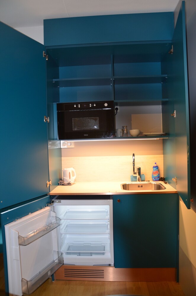 Standard Room, 1 Queen Bed, Kitchenette - Photo 5