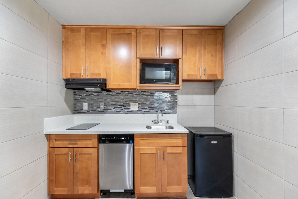 Deluxe Studio, 1 King Bed, Non Smoking, Kitchenette photo 2