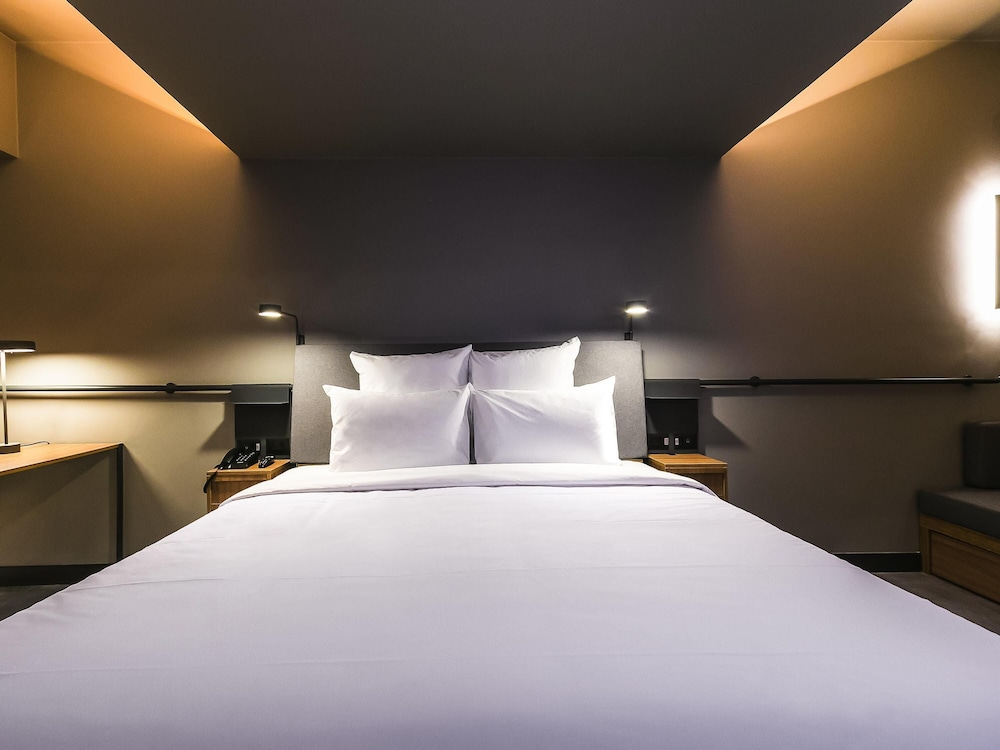 Executive Room, 1 King Bed, Microwave - Photo 2