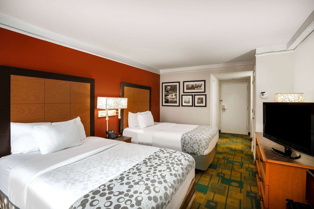 Deluxe Room, 2 Queen Beds, Non Smoking photo 3