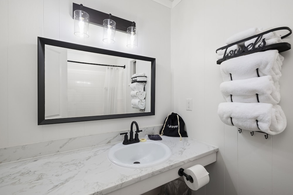 Deluxe Studio Suite, 1 King Bed, Balcony, Valley View photo 3