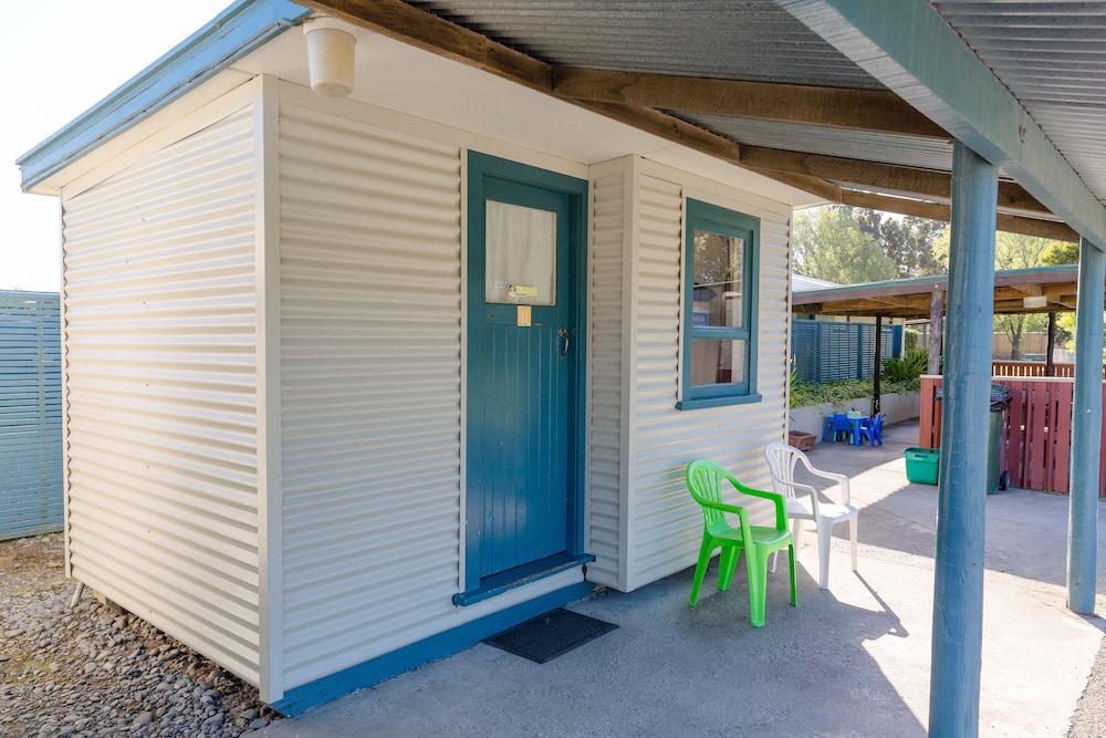 Backpacker Sleeps 4 (with shared bathroom) photo 2